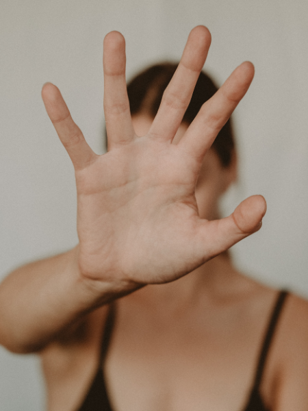 woman holding up five fingers